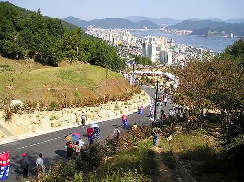 새롭게 꾸민 만날고개. 